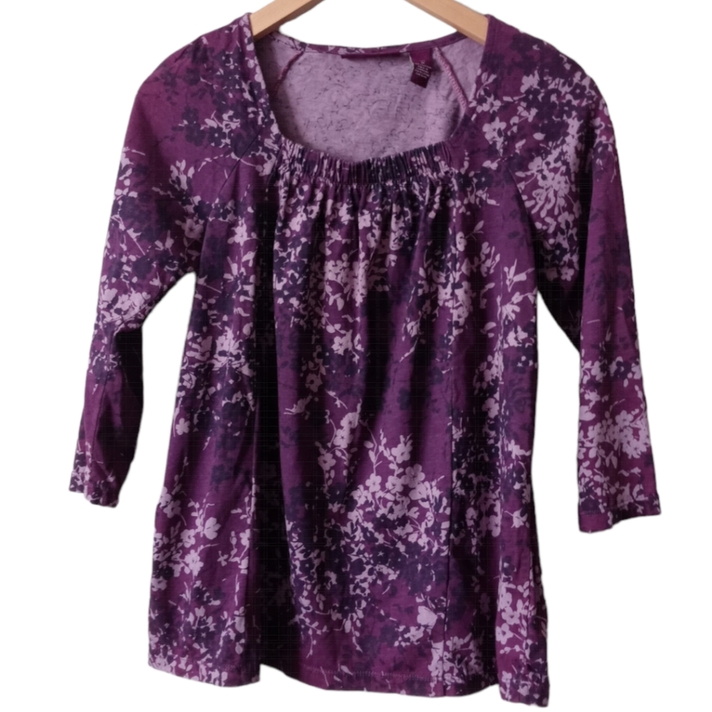 Gloria Vanderbilt  Women's Floral Top 3/4 Sleeve. Size M. Color Purple.